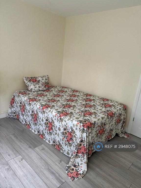 Room Cambria Close in Greater London