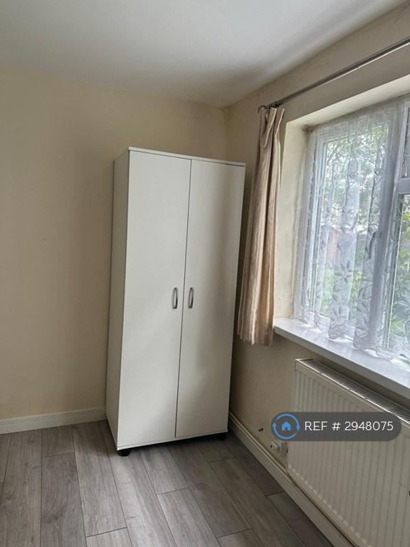 Room Cambria Close in Greater London