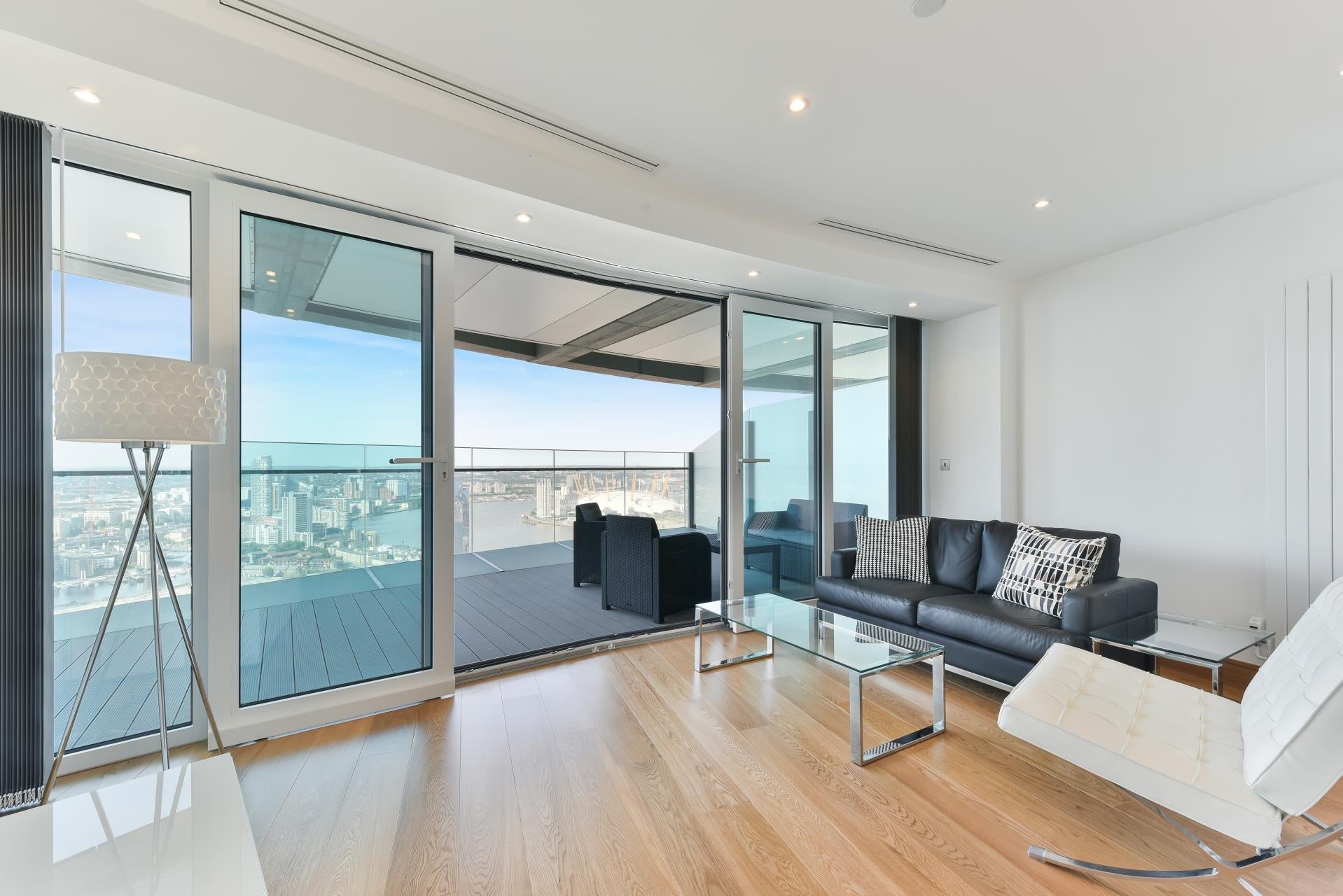 Flat Crossharbour Plaza in Greater London