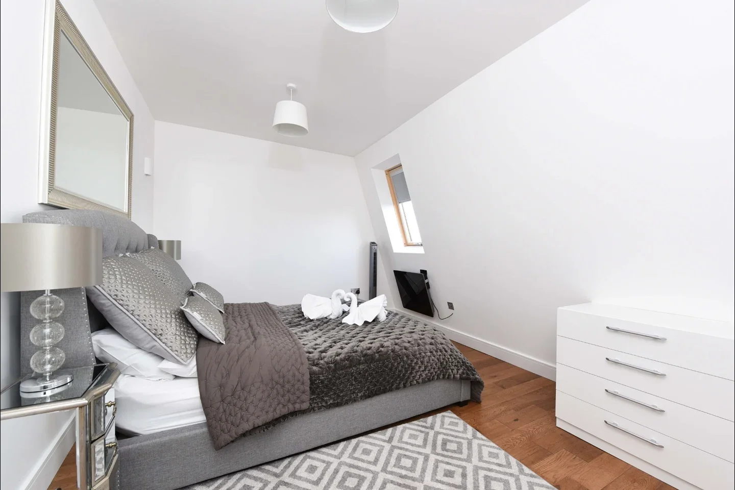 Flat Grant Road in Greater London