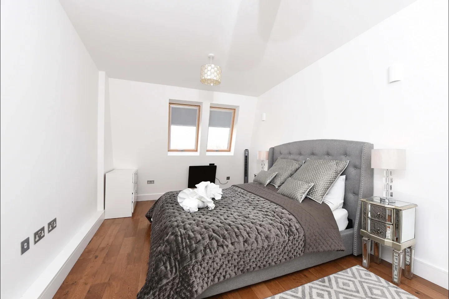 Flat Grant Road in Greater London