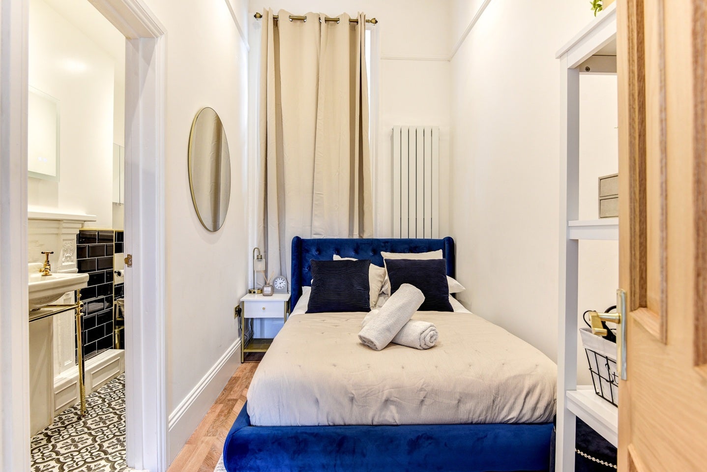 Flat Marine Square in Brighton