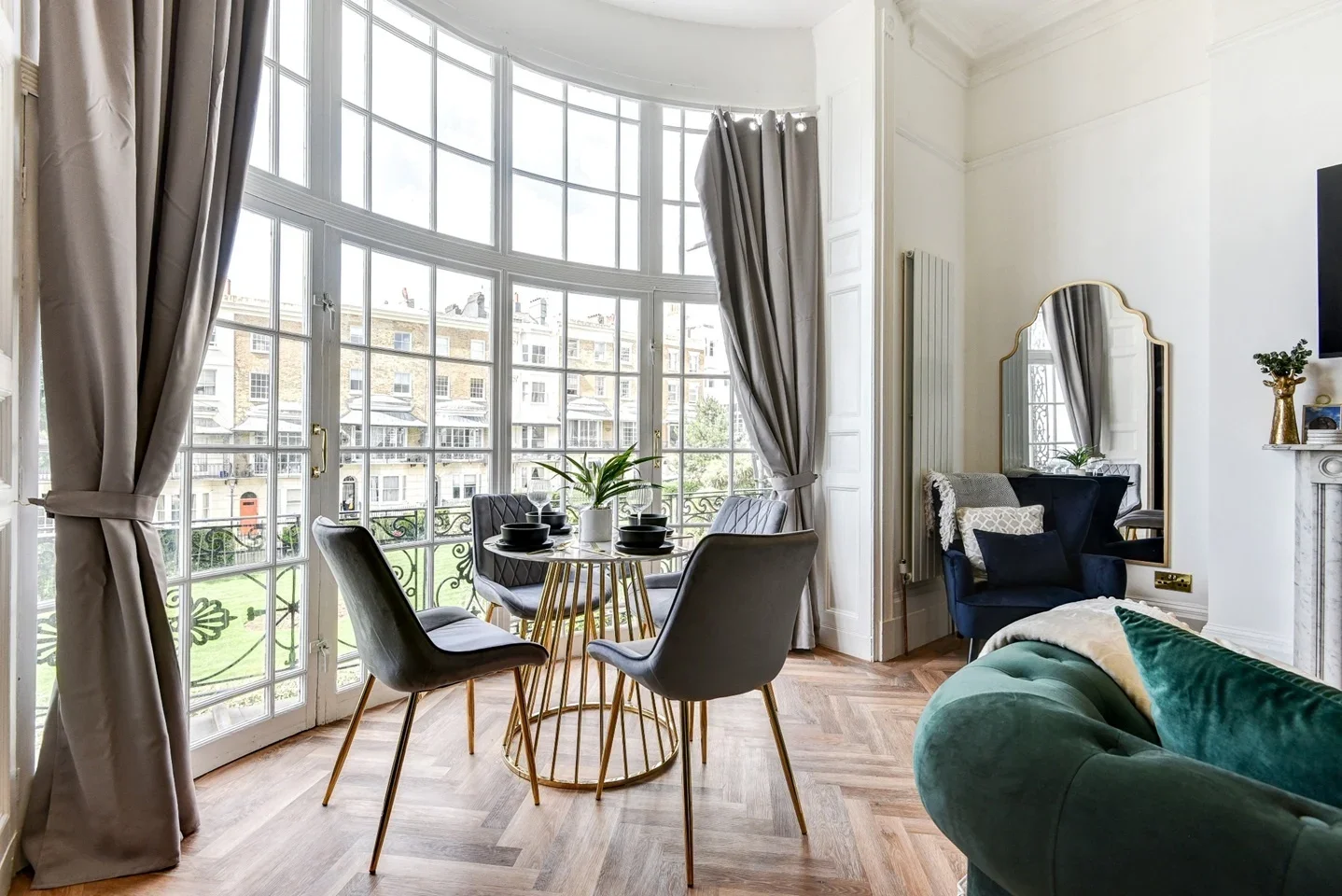 Flat Marine Square in Brighton