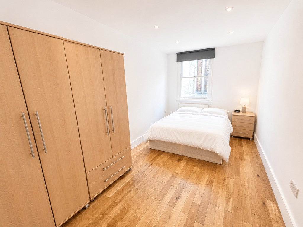 Flat Navigator Square in Greater London