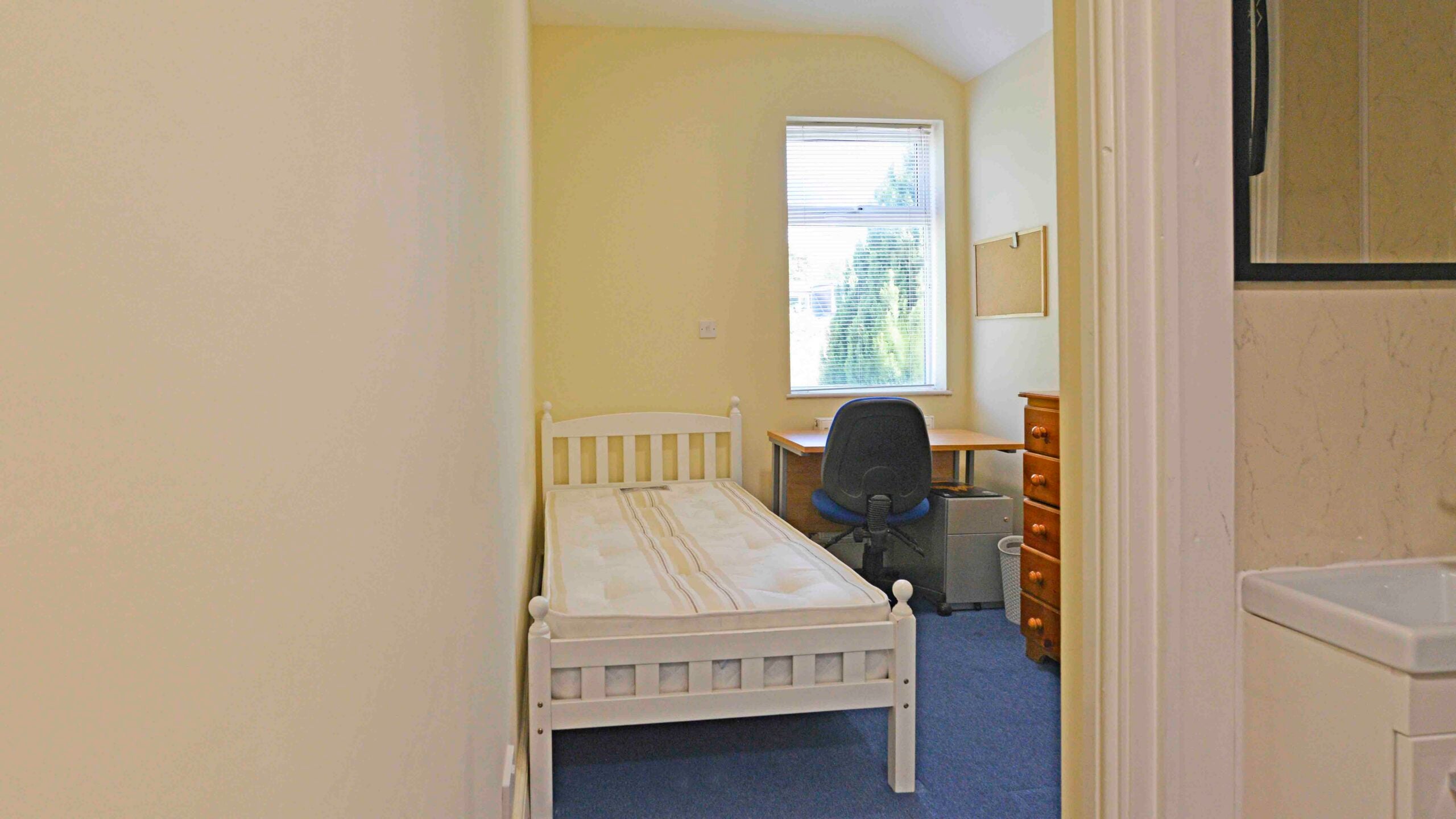 Room Hubert Road in Birmingham