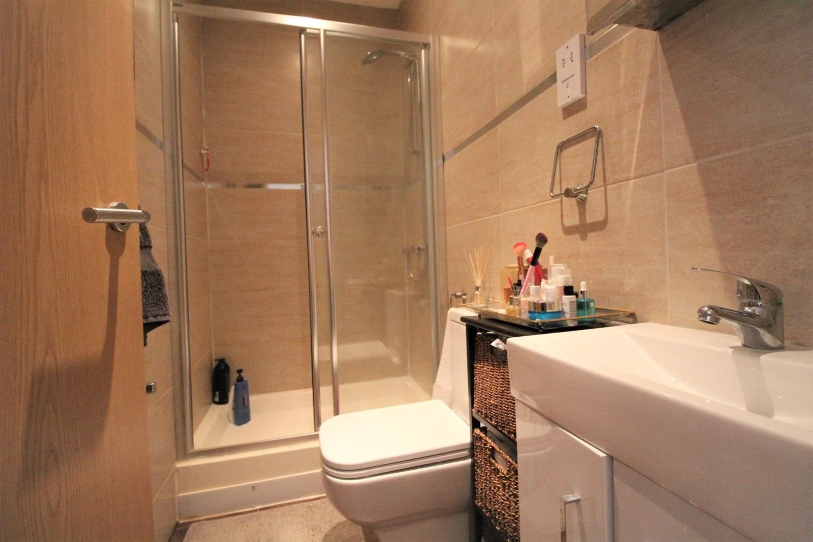Room Queens Avenue in Greater London