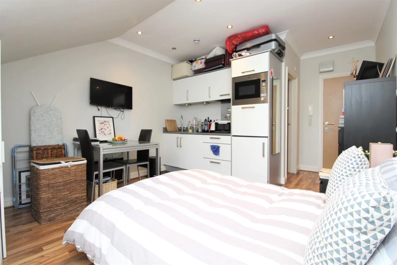 Room Queens Avenue in Greater London