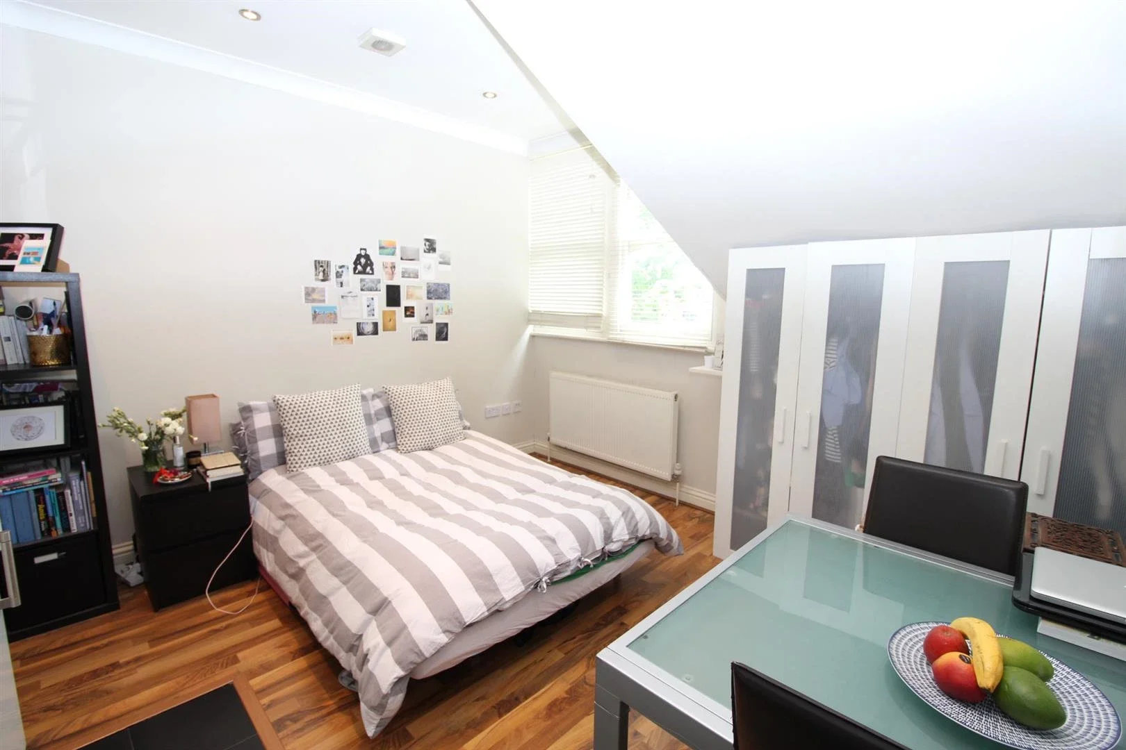 Room Queens Avenue in Greater London