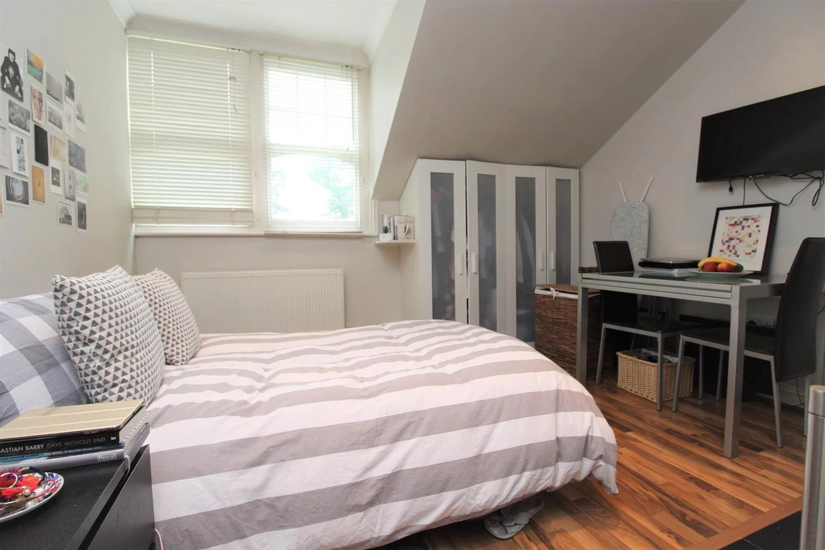 Room Queens Avenue in Greater London