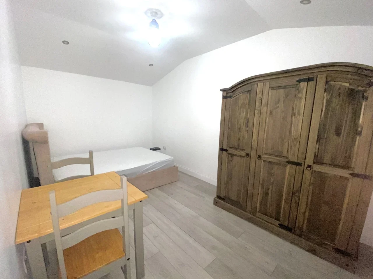 Room Denham Way in Greater London