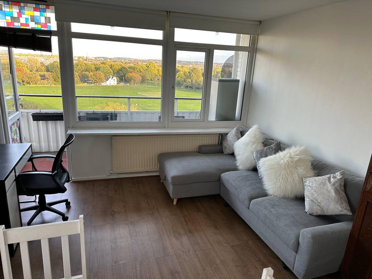 Flat Fitzhugh Grove in Greater London