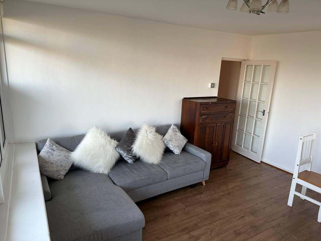 Flat Fitzhugh Grove in Greater London