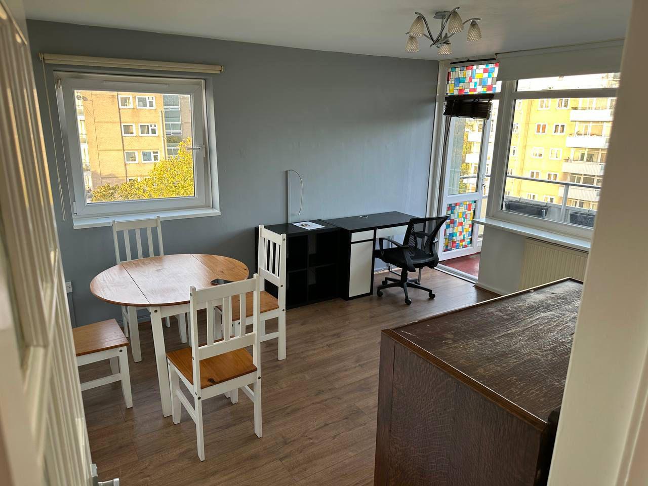 Flat Fitzhugh Grove in Greater London
