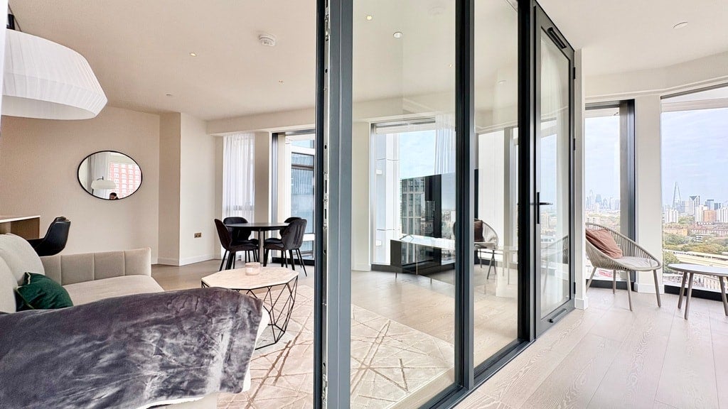 Flat Nine Elms Lane in Greater London