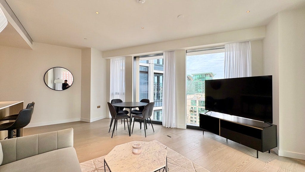 Flat Nine Elms Lane in Greater London