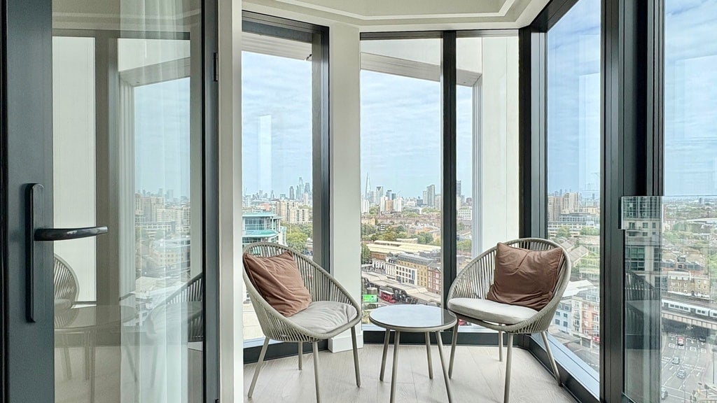 Flat Nine Elms Lane in Greater London