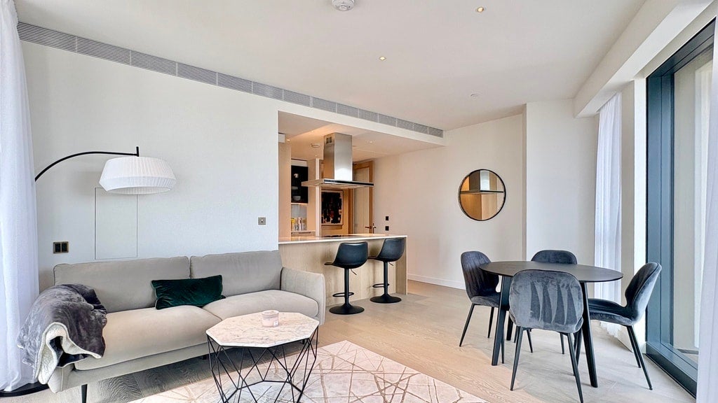 Flat Nine Elms Lane in Greater London