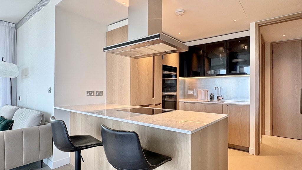 Flat Nine Elms Lane in Greater London
