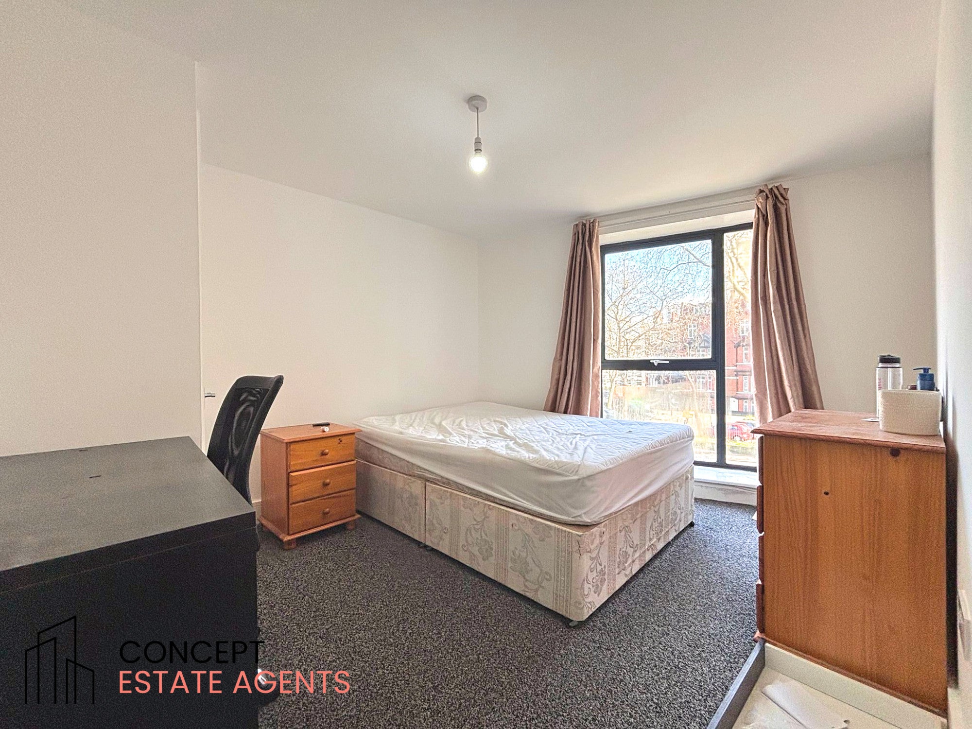 Flat Paradise Road in Greater London
