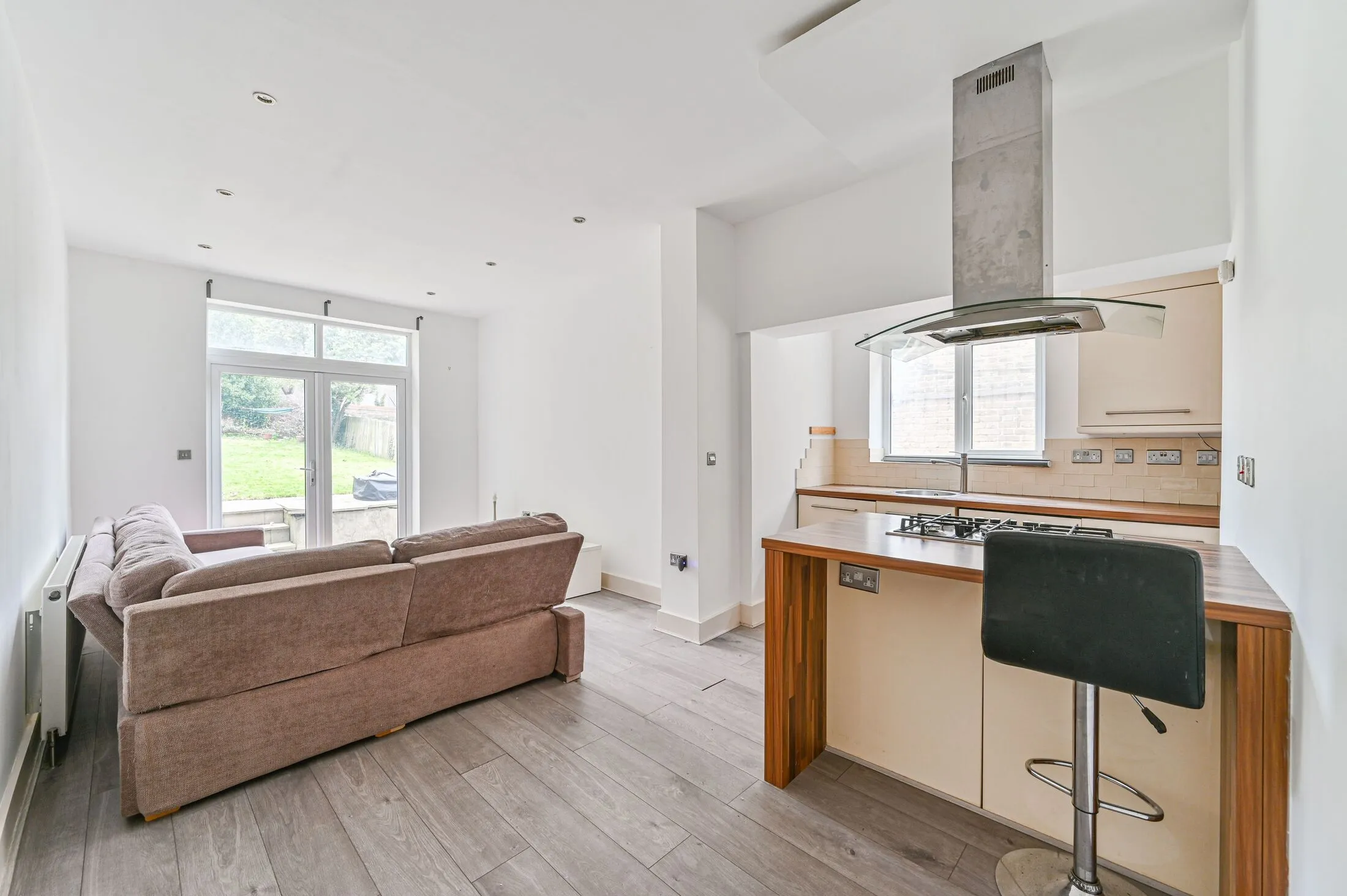 Flat Gleneldon Road in Greater London
