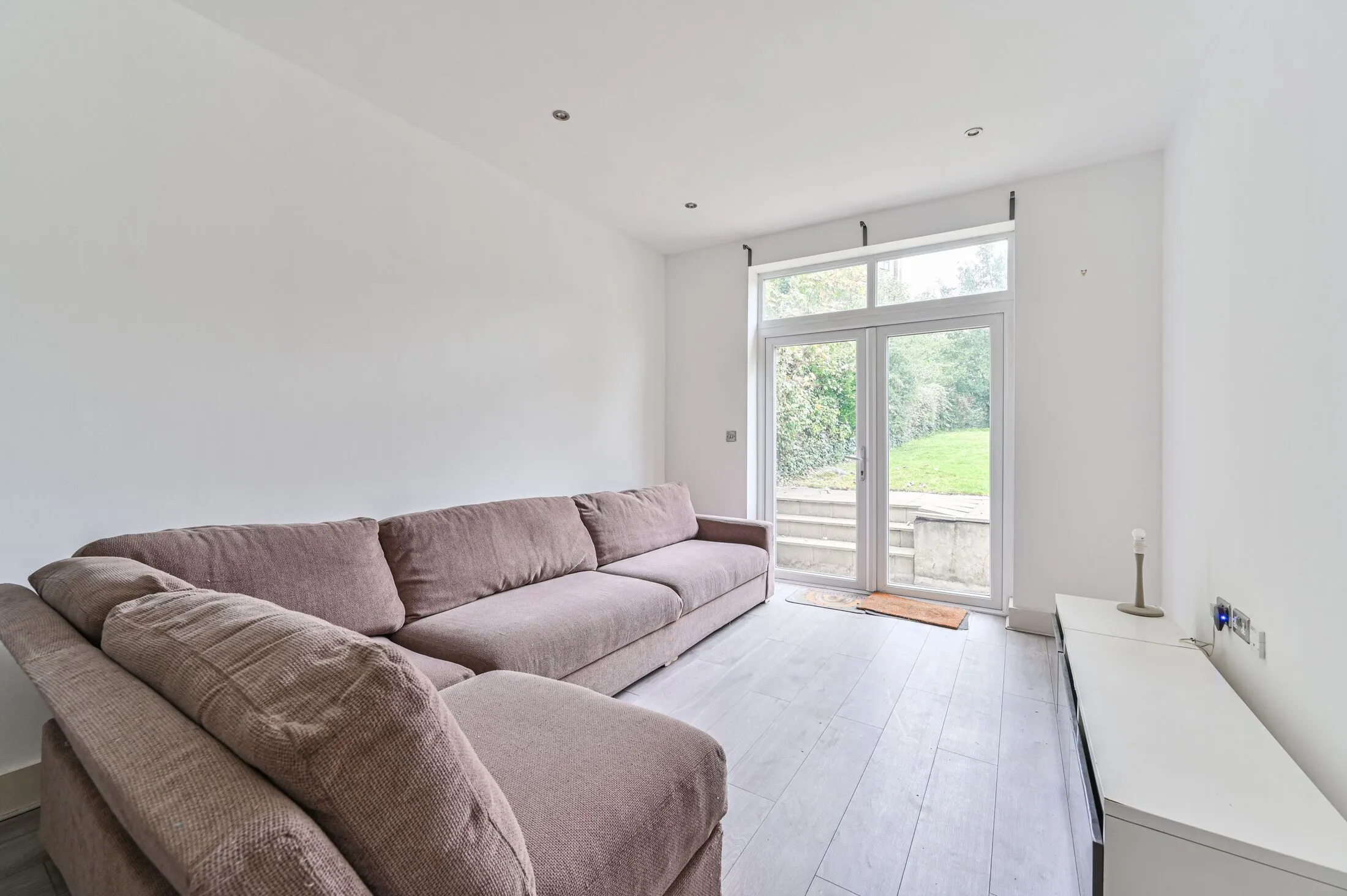 Flat Gleneldon Road in Greater London