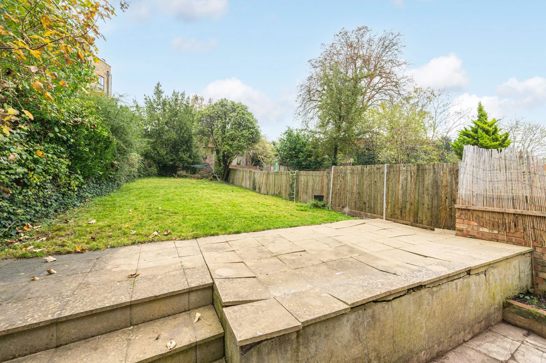 Flat Gleneldon Road in Greater London