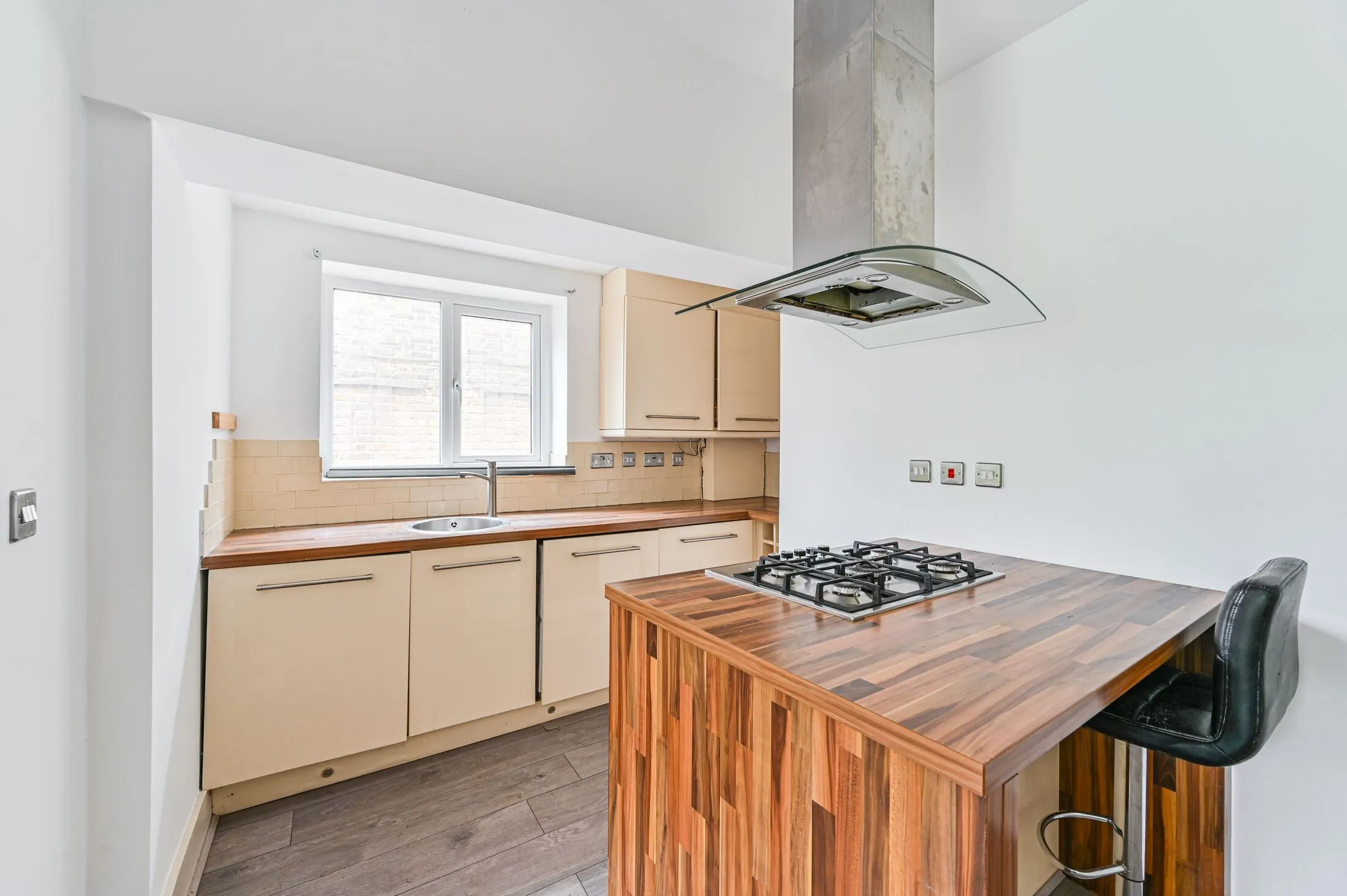 Flat Gleneldon Road in Greater London