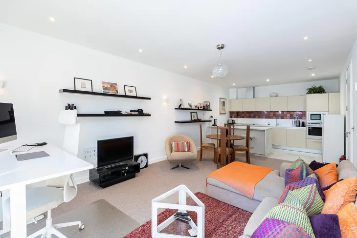Flat Melliss Avenue in Greater London