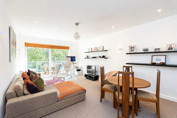 Flat Melliss Avenue in Greater London