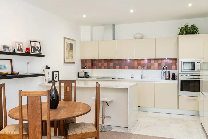Flat Melliss Avenue in Greater London