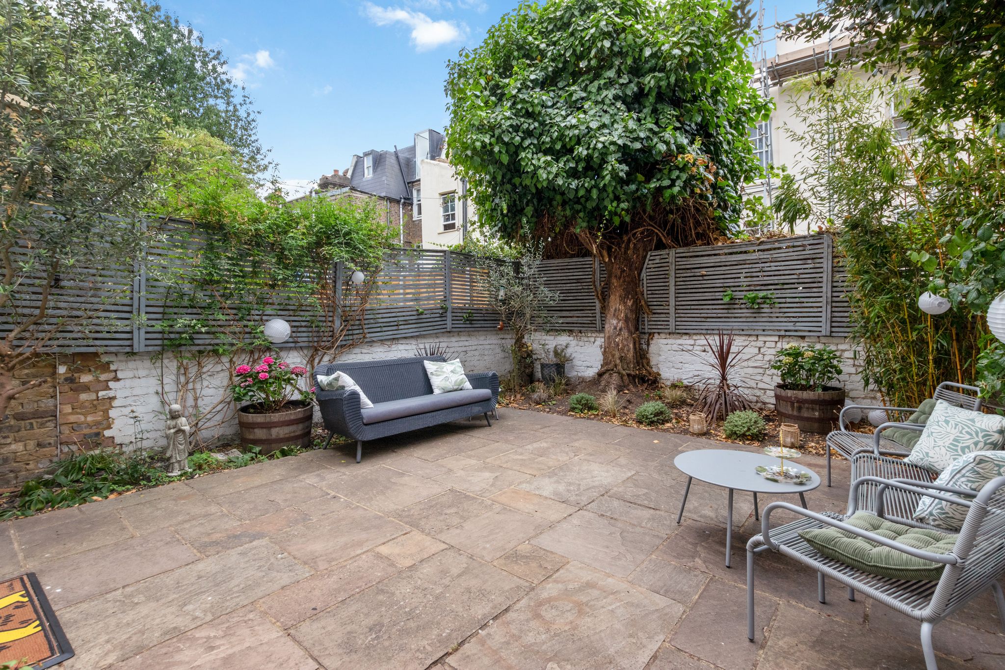 Flat Godolphin Road in Greater London