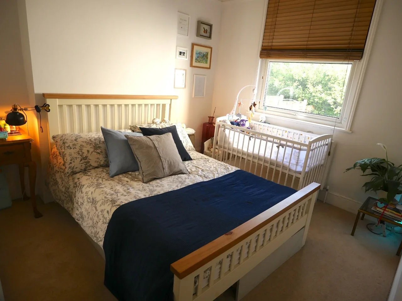 Flat Bonfield Road in Greater London