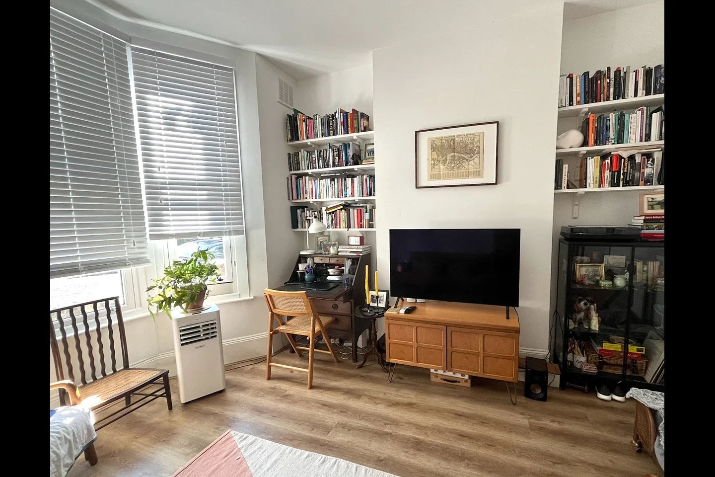 Flat Bonfield Road in Greater London