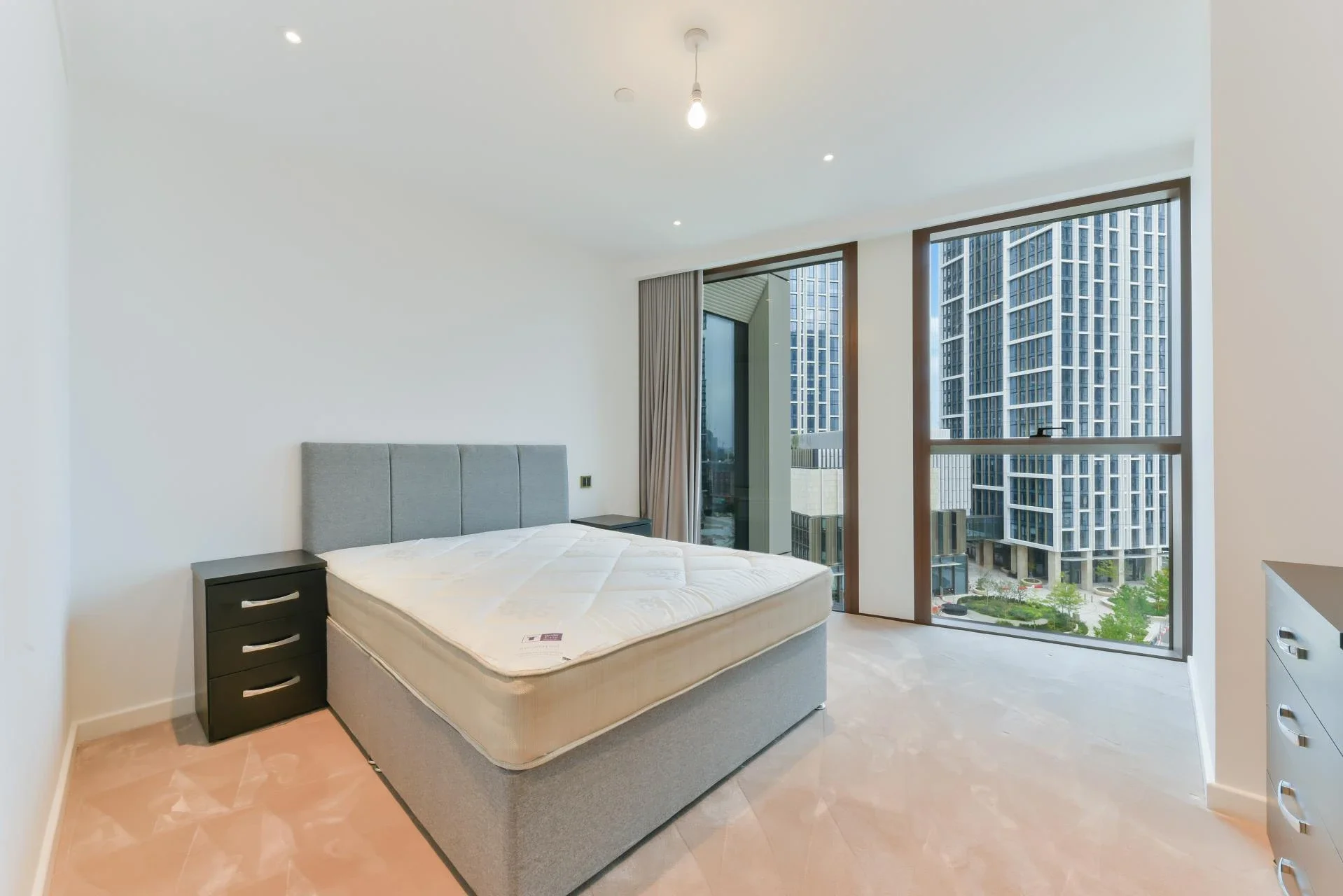 Flat Carnation Way in Greater London
