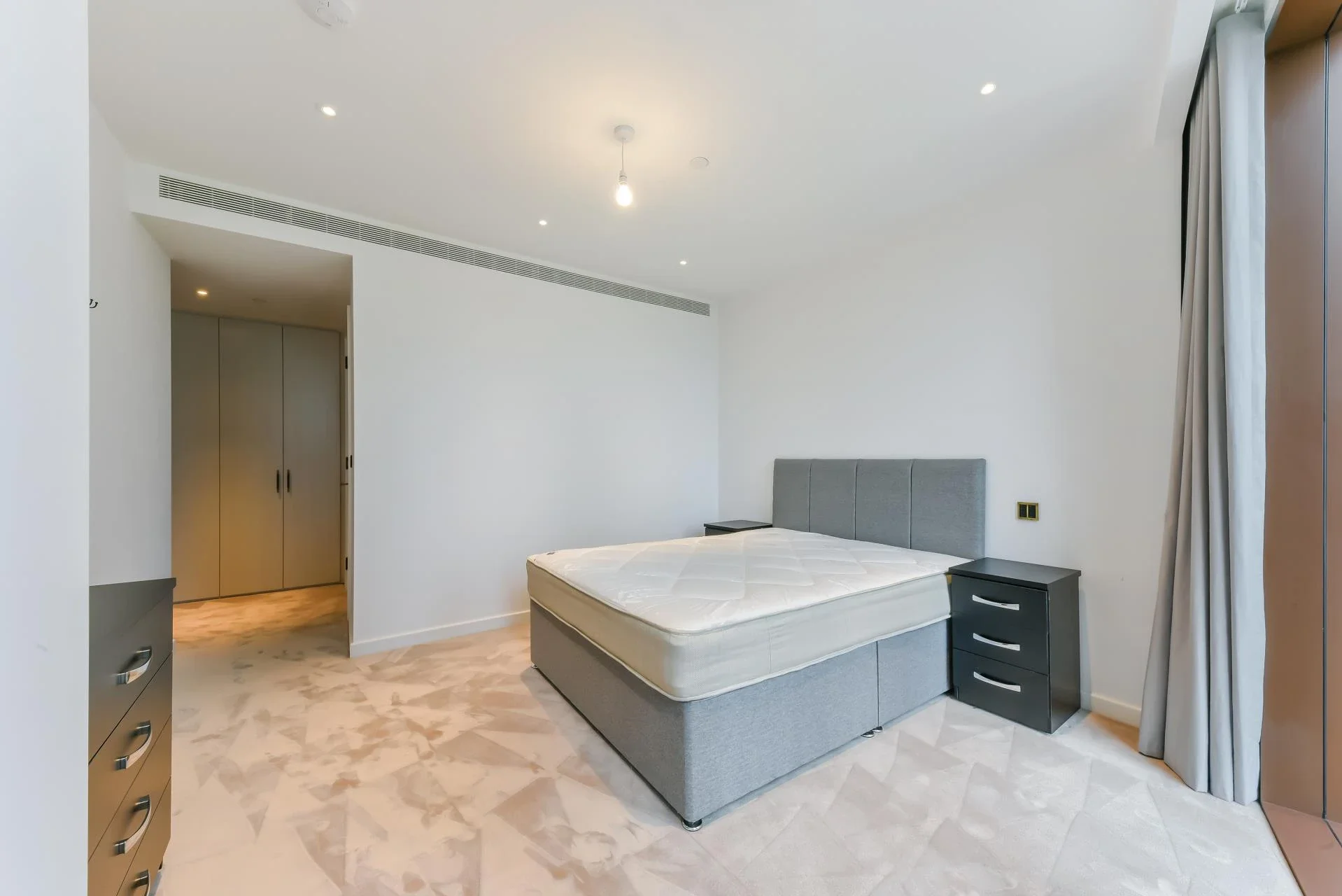 Flat Carnation Way in Greater London