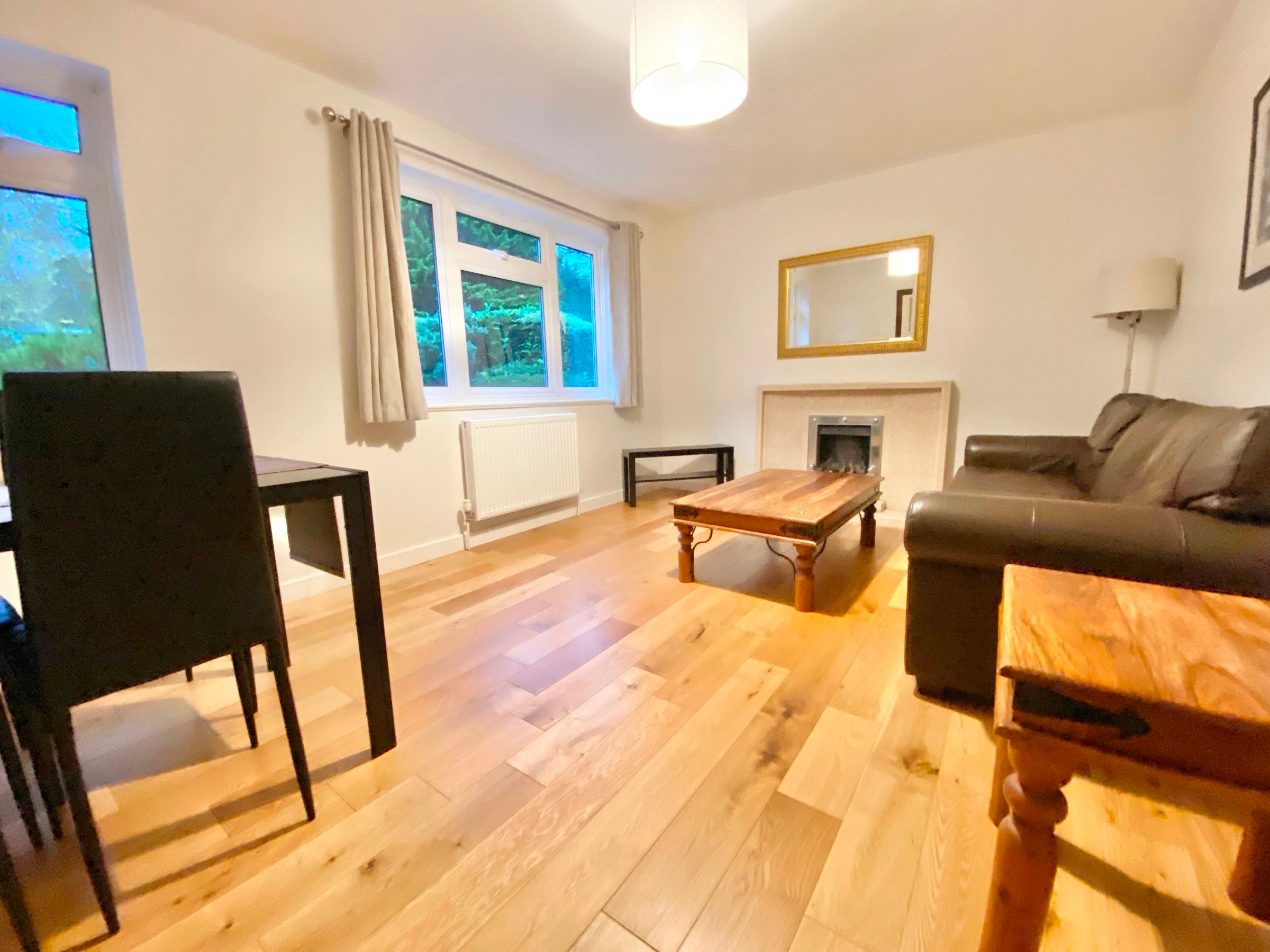 Flat Holden Road in Greater London