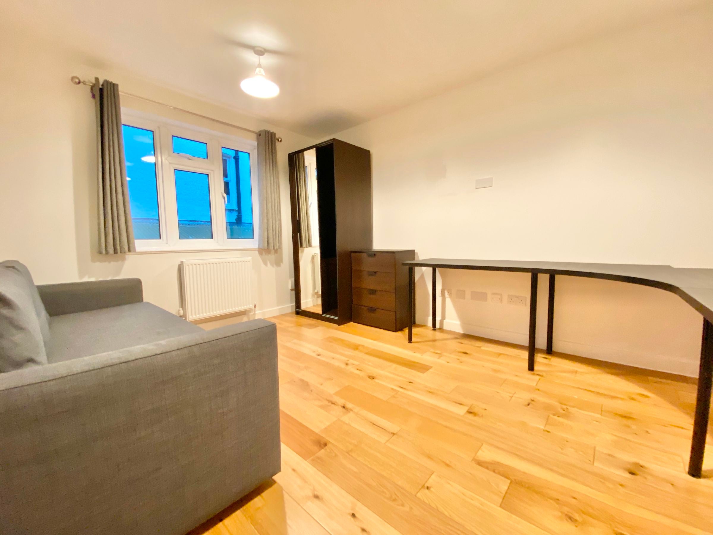 Flat Holden Road in Greater London