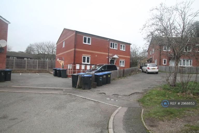Flat Dore Close in Northampton