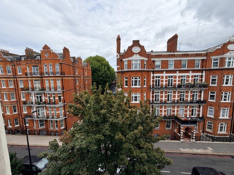 Room Earl's Court Road in Greater London