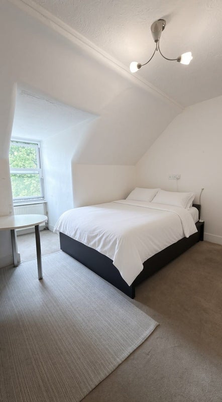 Room Earl's Court Road in Greater London