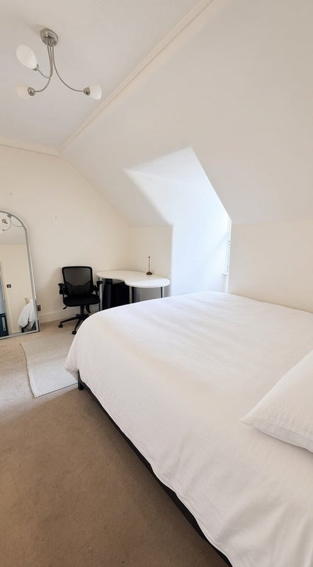 Room Earl's Court Road in Greater London