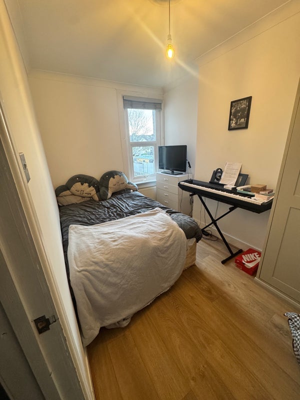 Room Davidson Road in Greater London