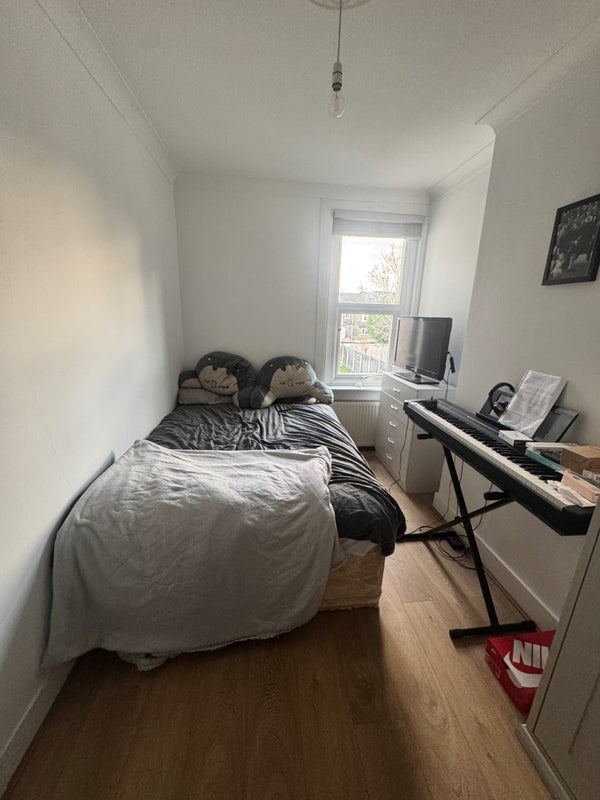 Room Davidson Road in Greater London
