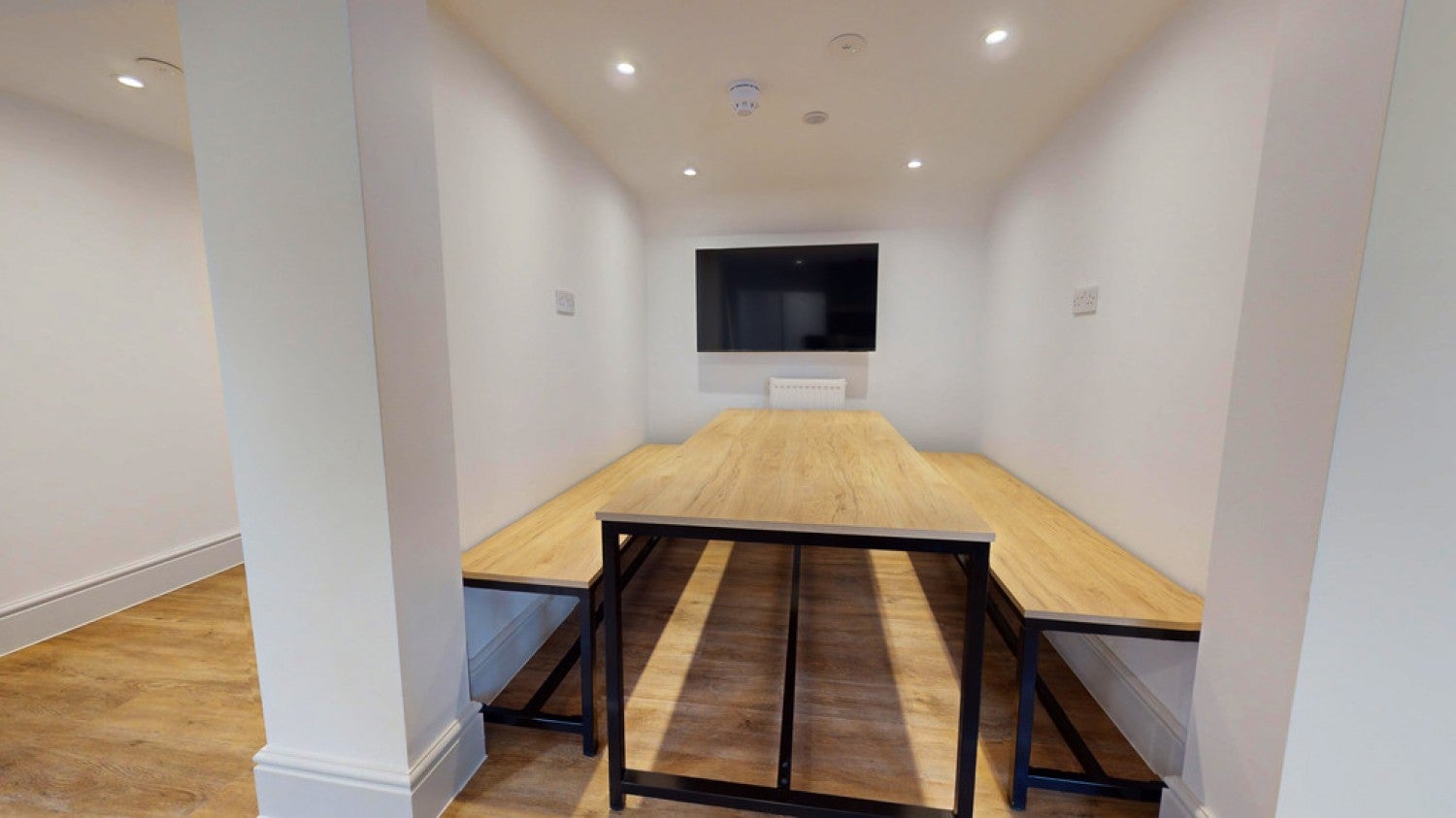 Room Pear Court in Street