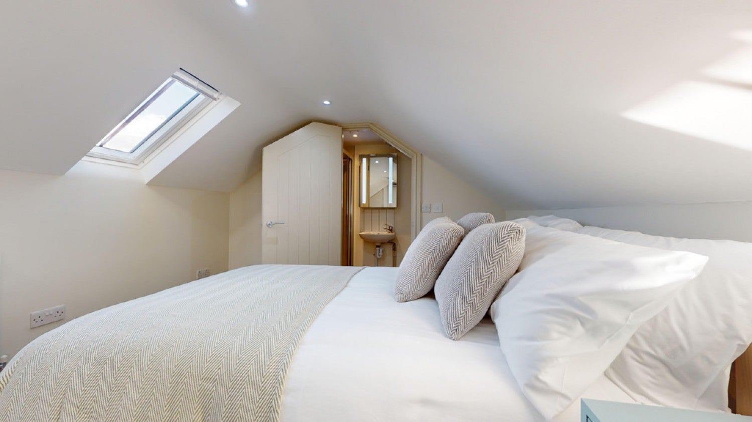 Room Pear Court in Street