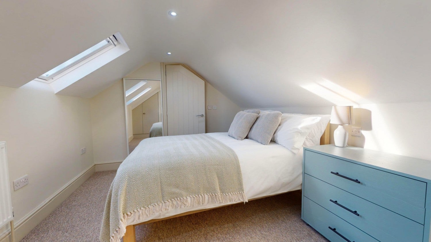 Room Pear Court in Street