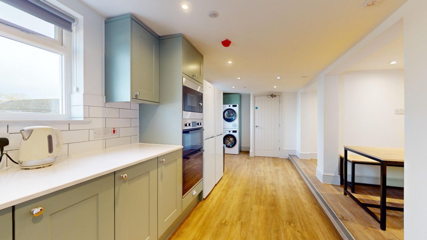 Room Pear Court in Street
