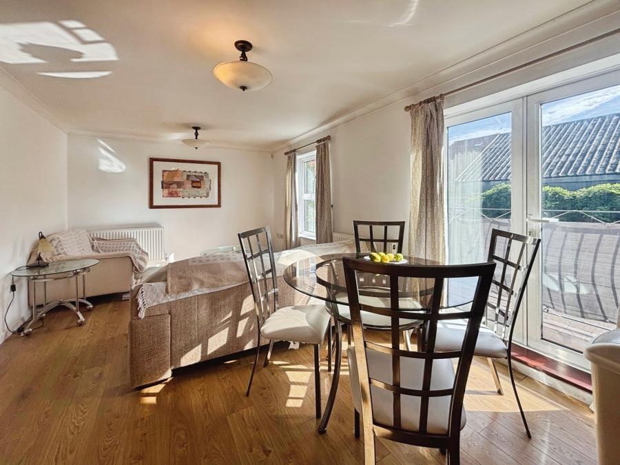 Flat Watlington Street in Reading