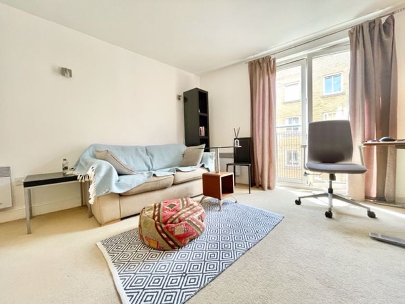 Flat Plumbers Row in Greater London