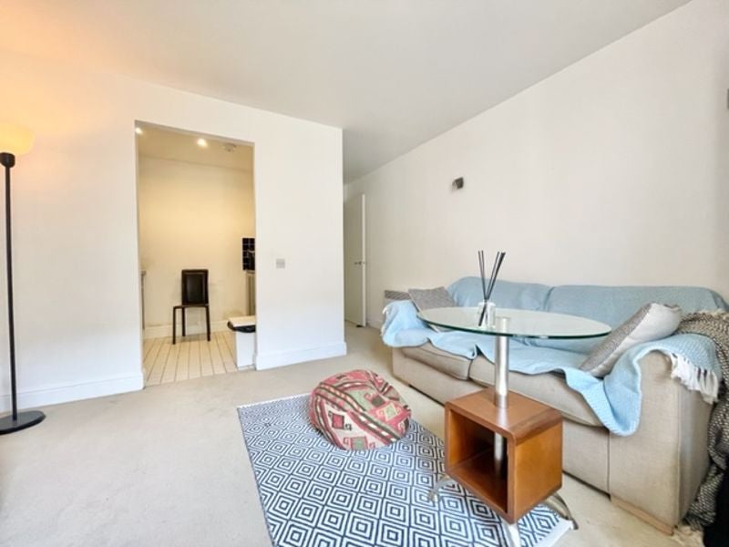 Flat Plumbers Row in Greater London